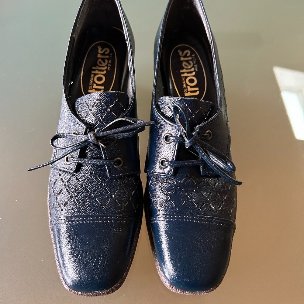 Trotters Maine CEMA - navy heels lace up shoes - 6AAAA
